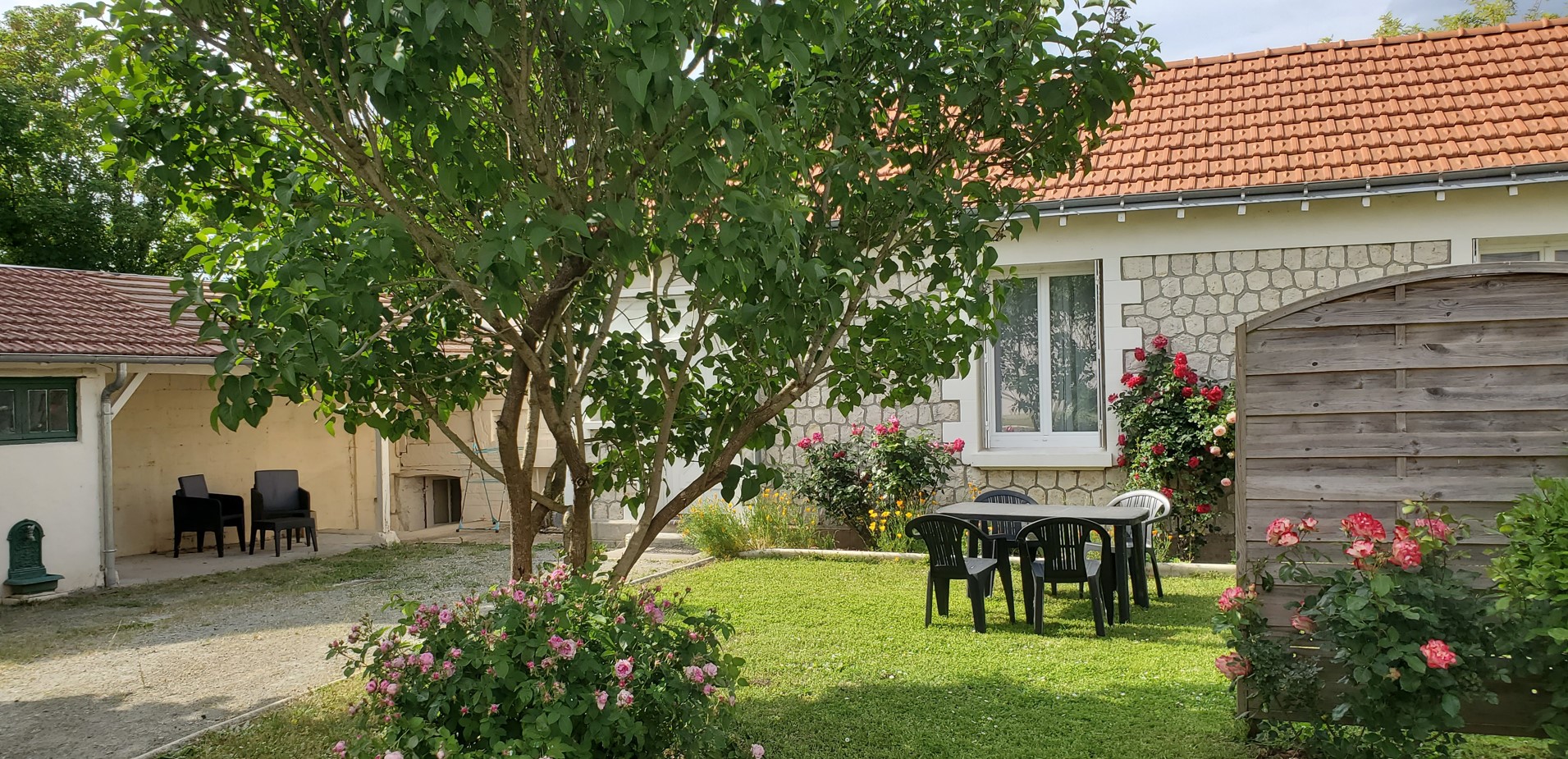 Front view of the cottage in Montlouis-sur-Loire