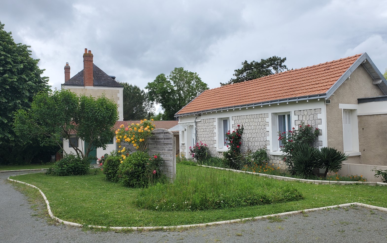 Front view of the cottage in Montlouis-sur-Loire